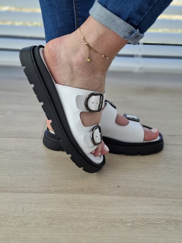 Riviera białe skórzane klapki z regulacją na klamry