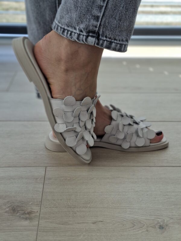 Floria – Beżowe Skórzane Klapki Damskie