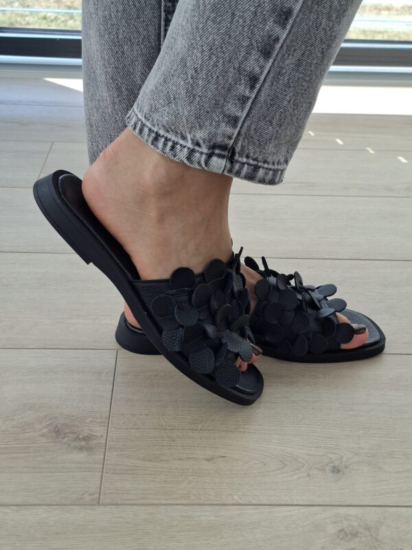 Floria – Czarne Skórzane Klapki Damskie