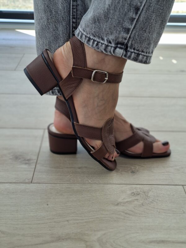 Sandał brązowy skórzany na obcasie Rovena