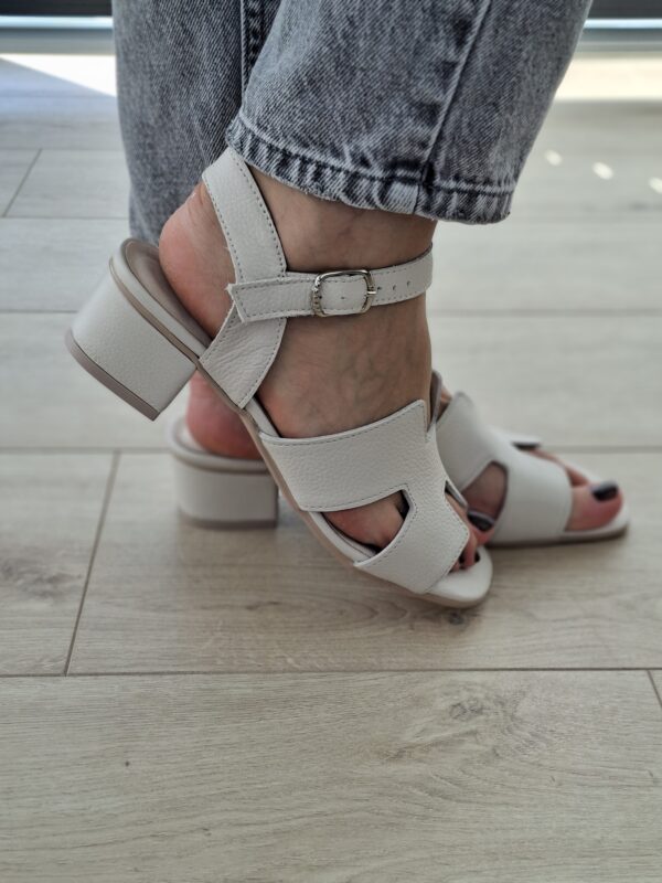 Sandał beżowe skórzany na obcasie Calista