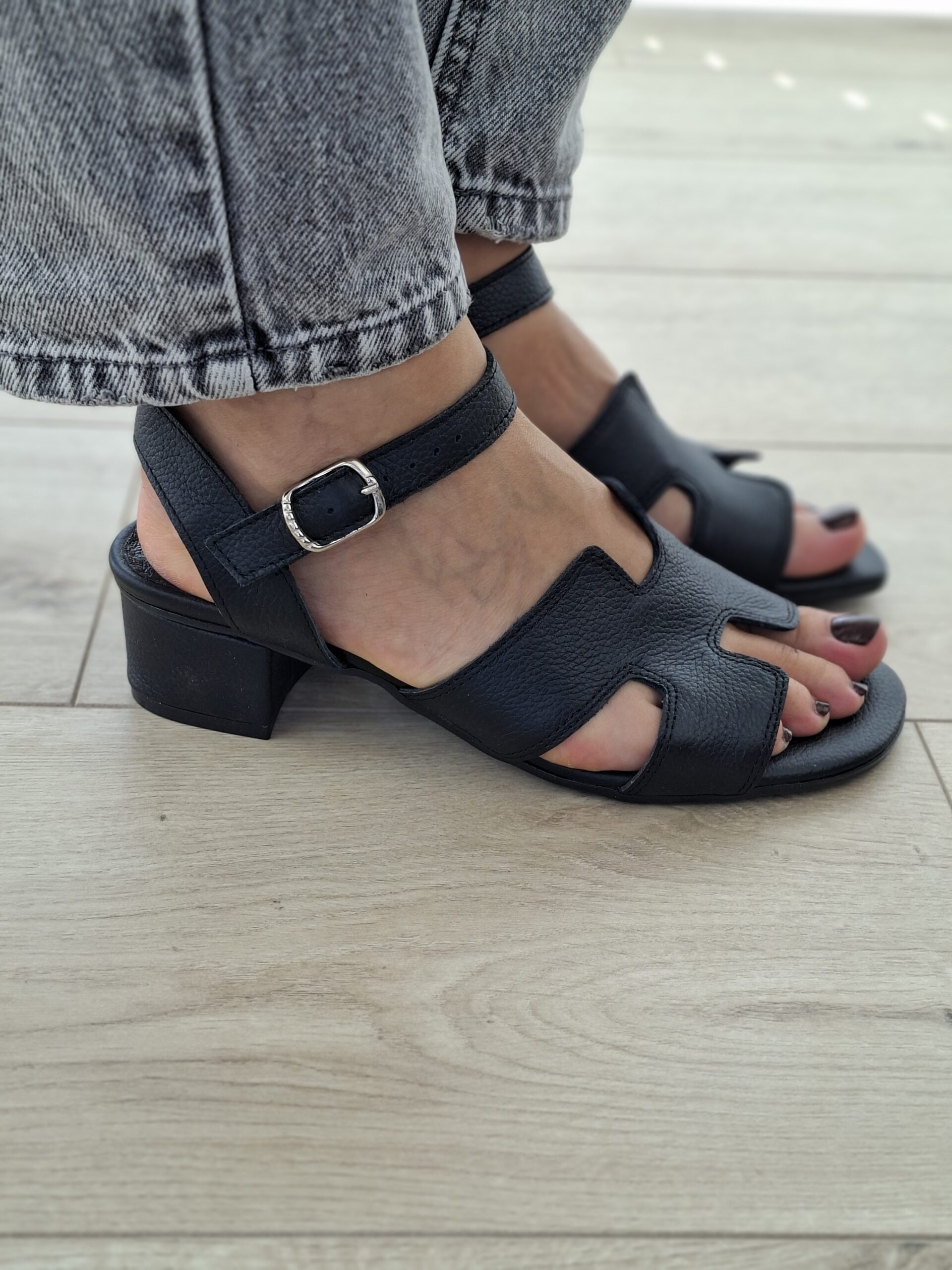 Sandał czarne skórzany na obcasie Calista - obrazek 2