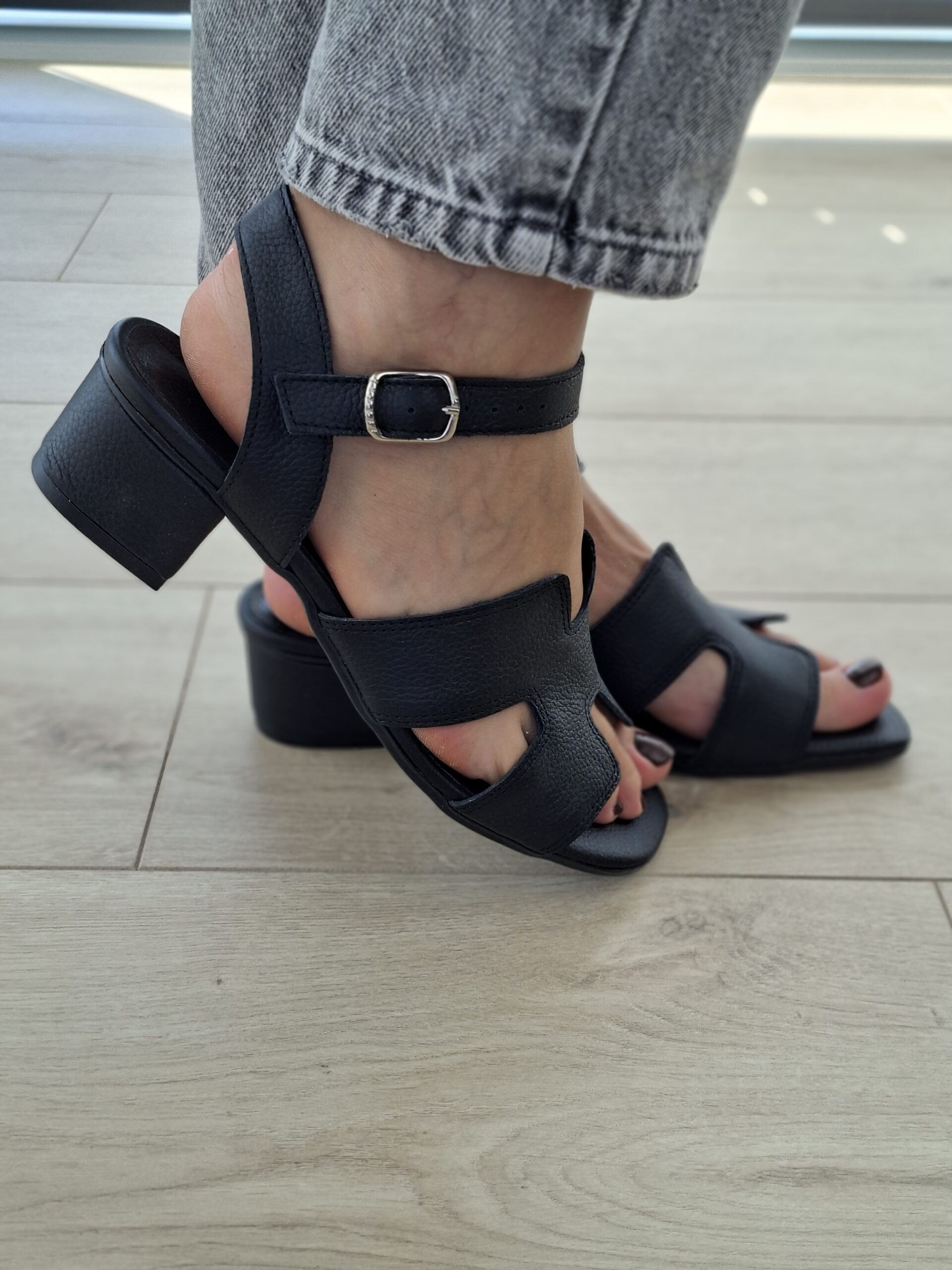 Sandał czarne skórzany na obcasie Calista