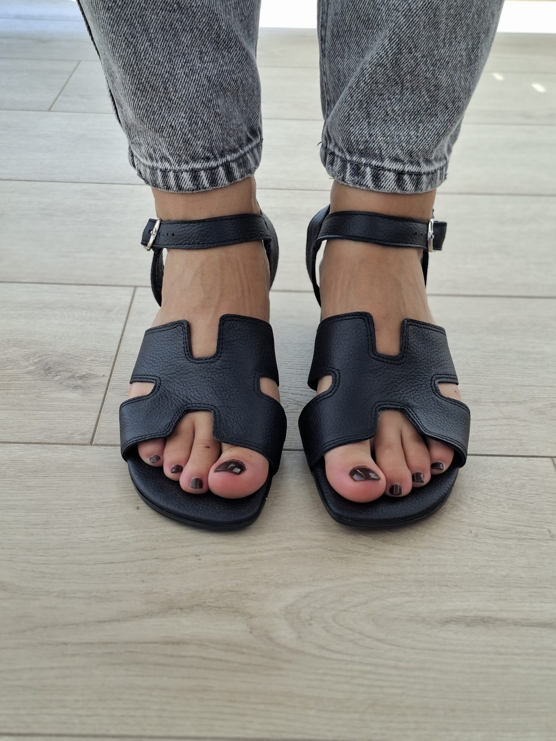 Sandał czarne skórzany na obcasie Calista - obrazek 4