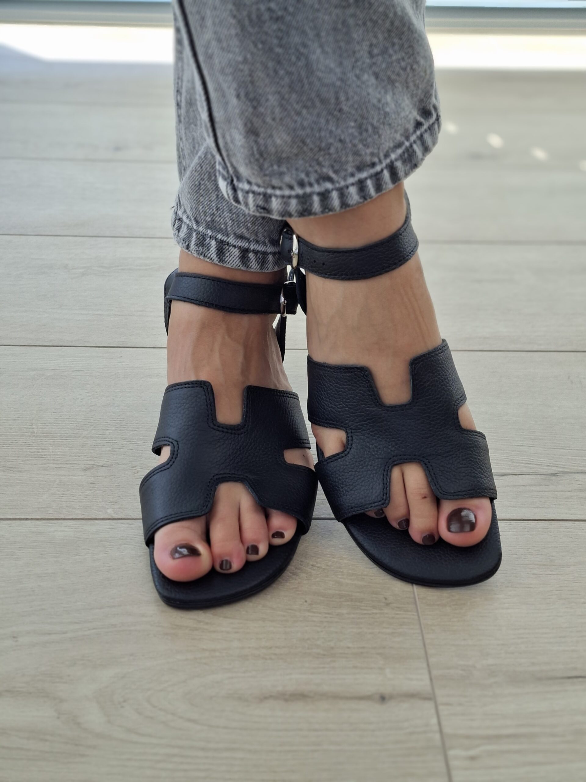 Sandał czarne skórzany na obcasie Calista - obrazek 3