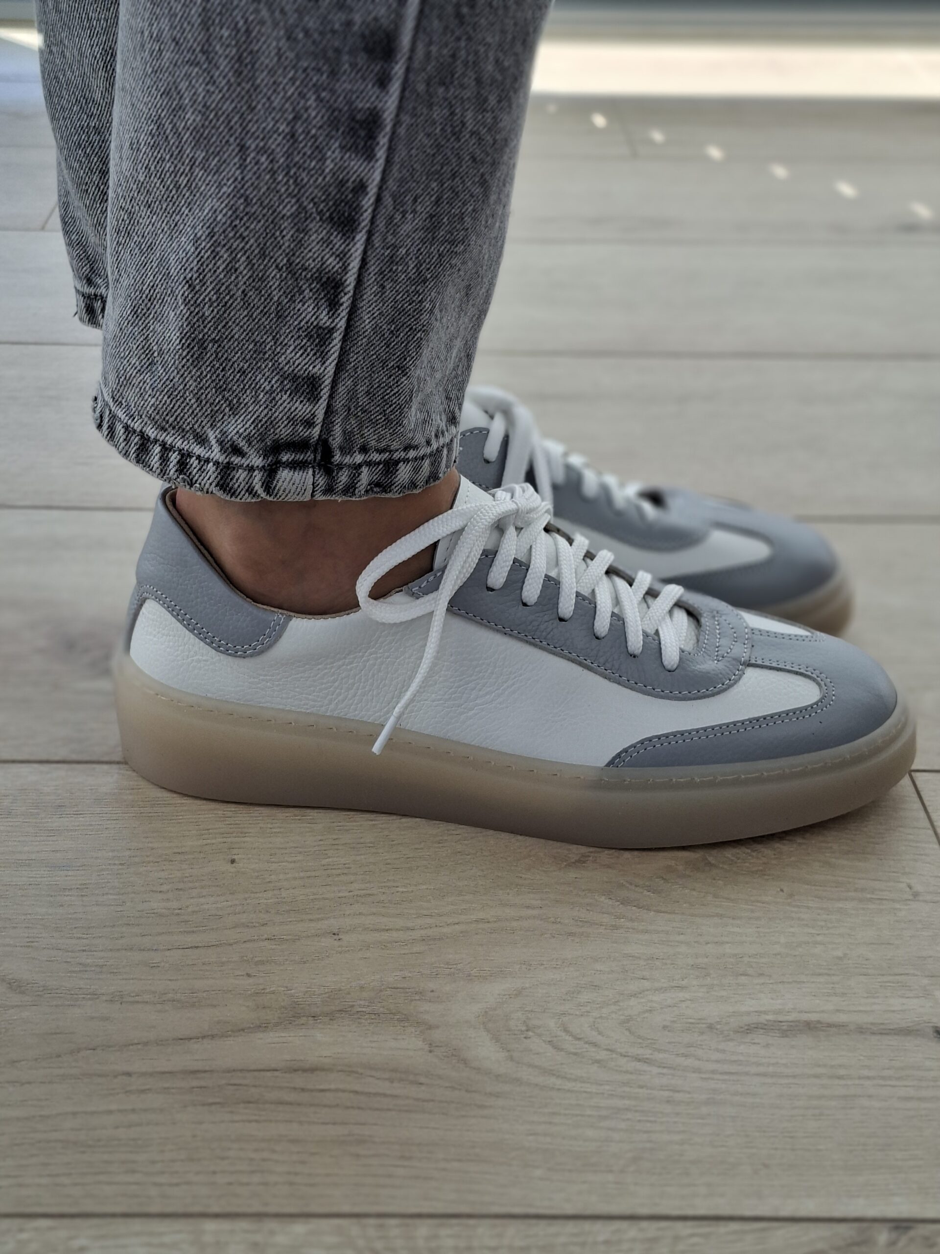 Livia – Skórzane Trampki Damskie biało/szare - obrazek 5