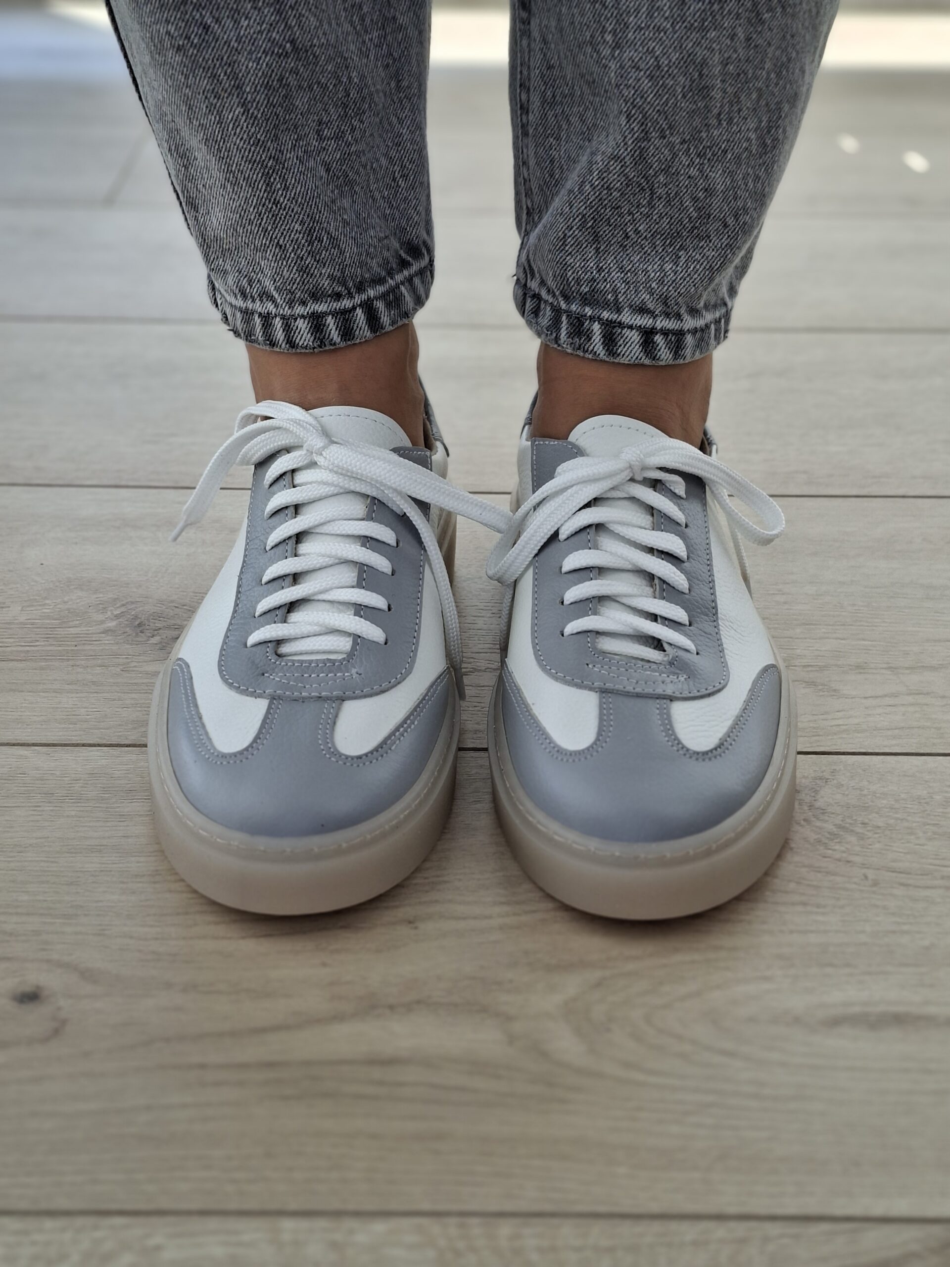 Livia – Skórzane Trampki Damskie biało/szare - obrazek 3