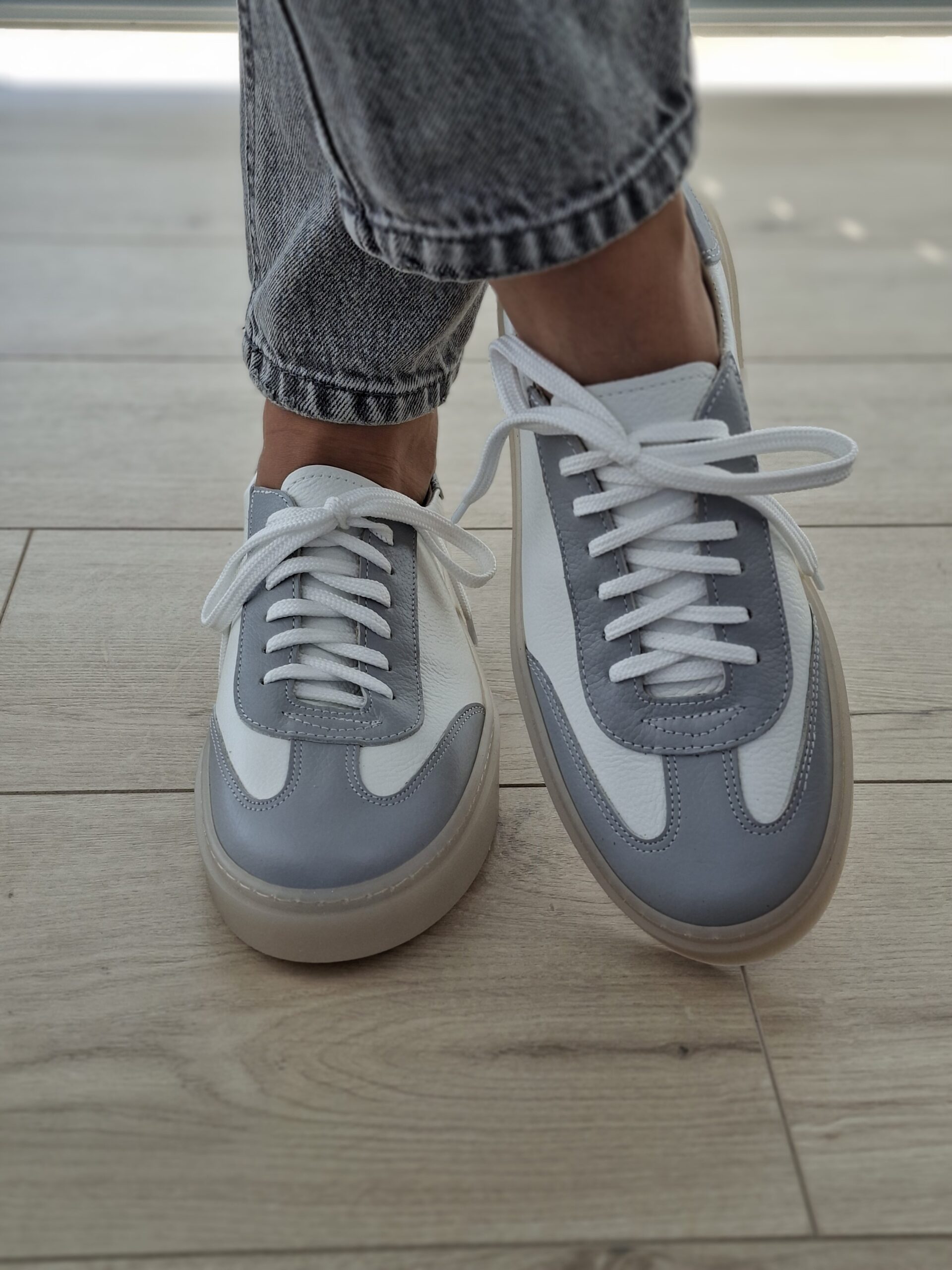 Livia – Skórzane Trampki Damskie biało/szare - obrazek 2