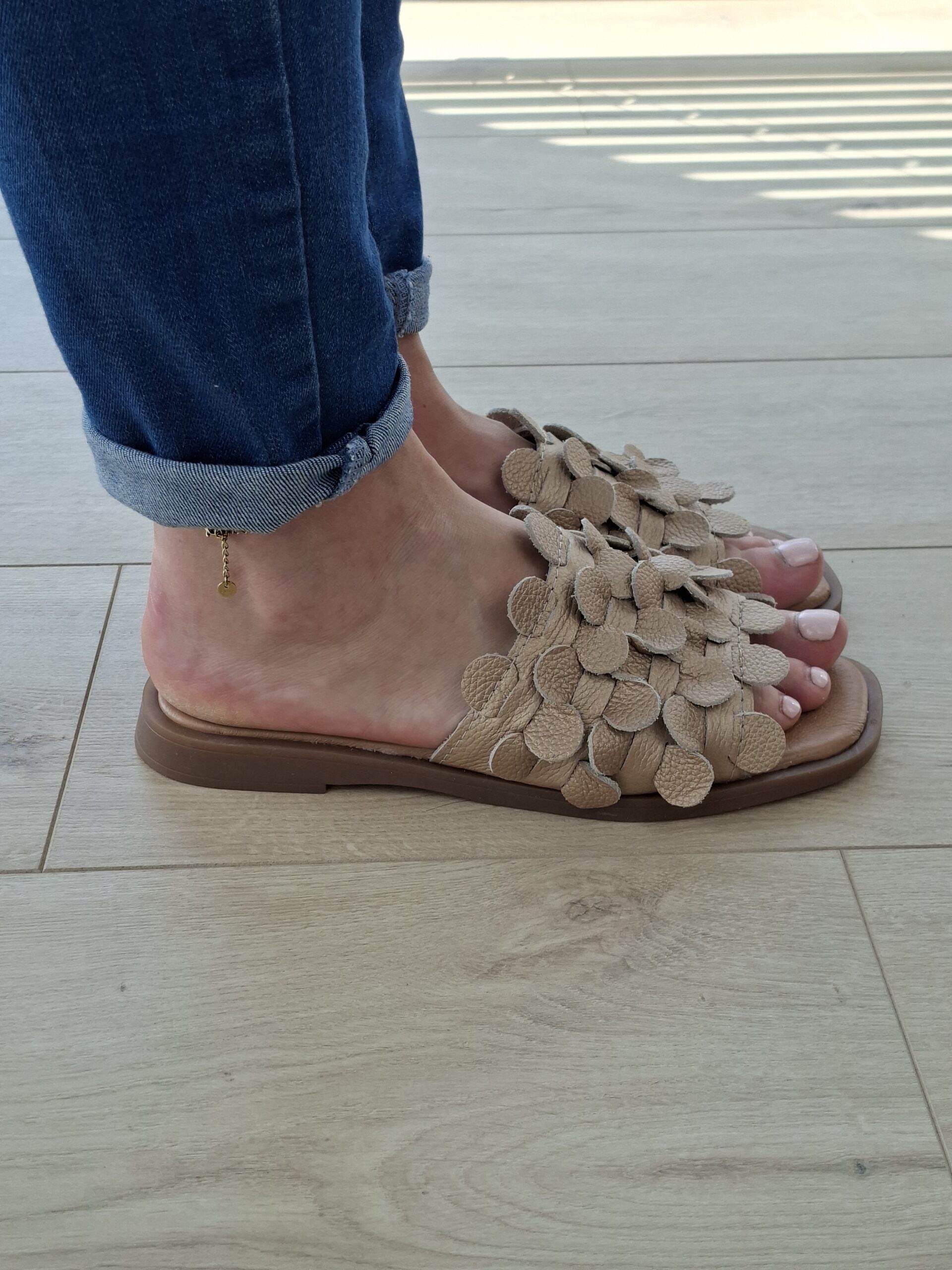 Floria – Złote Skórzane Klapki Damskie - obrazek 2