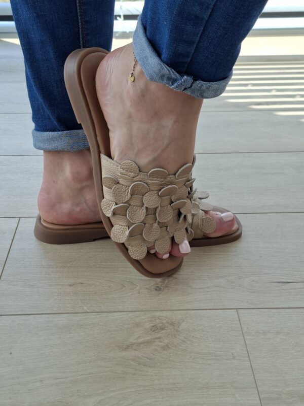 Floria – Złote Skórzane Klapki Damskie