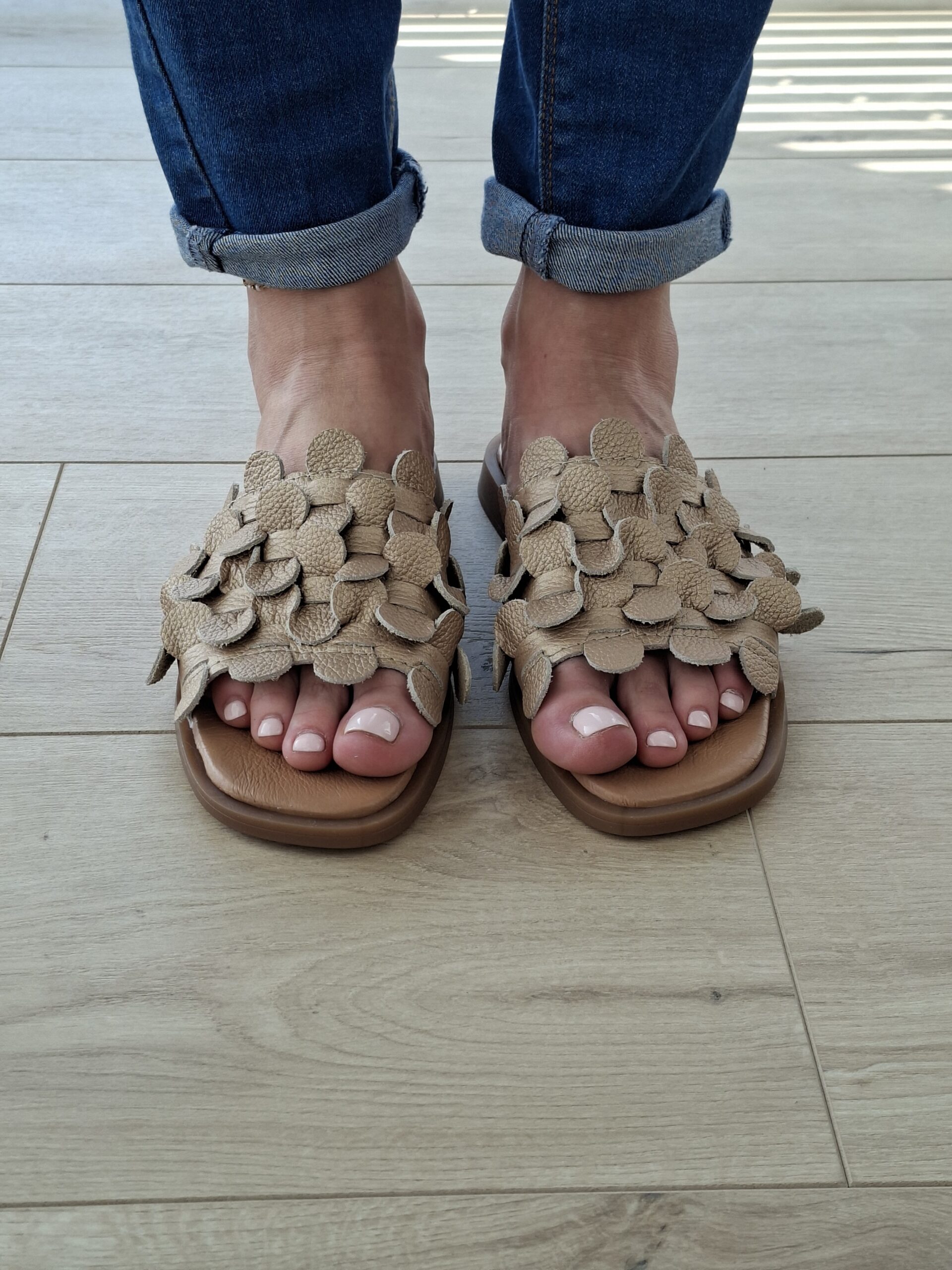 Floria – Złote Skórzane Klapki Damskie - obrazek 4