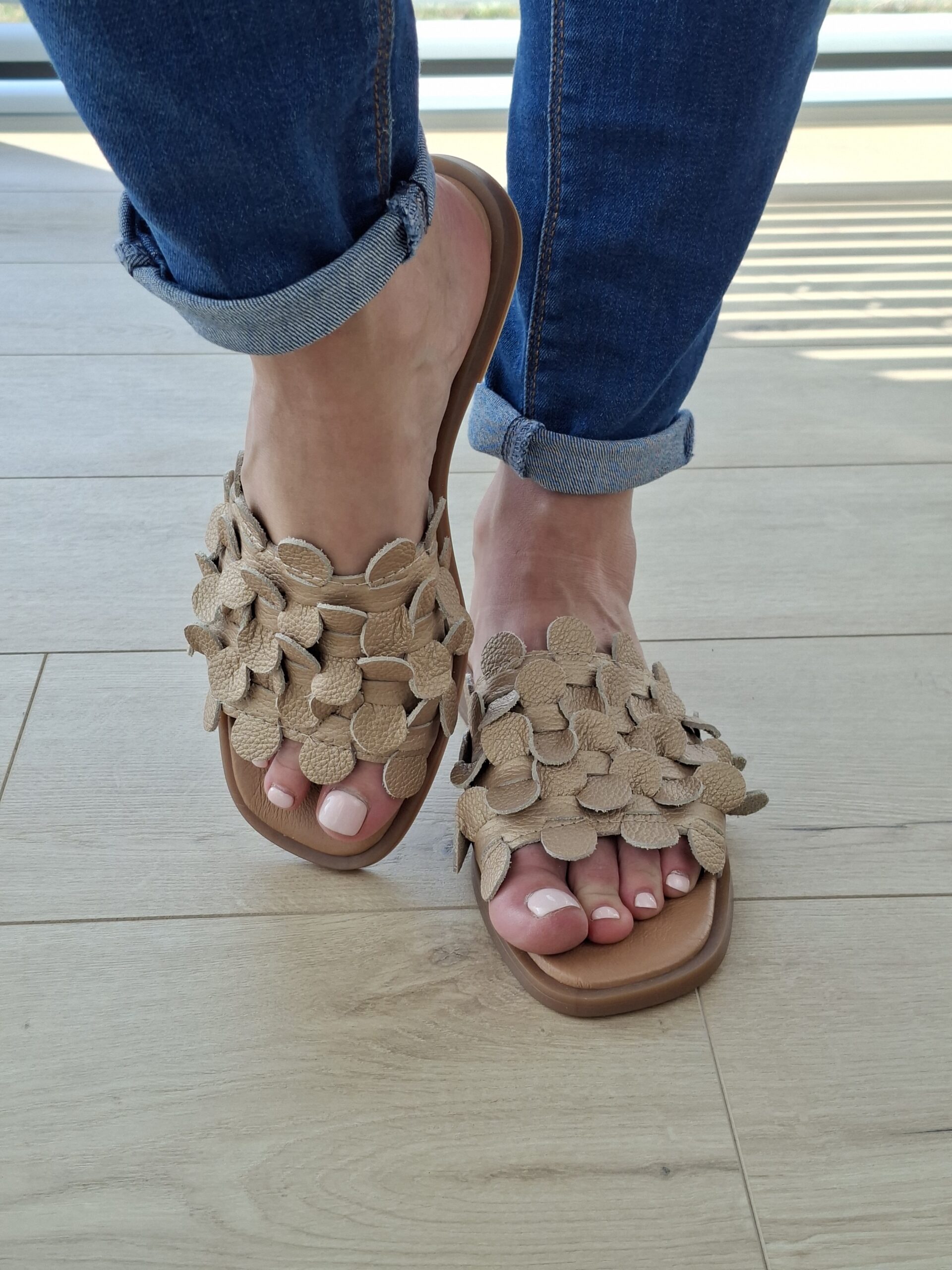 Floria – Złote Skórzane Klapki Damskie - obrazek 3