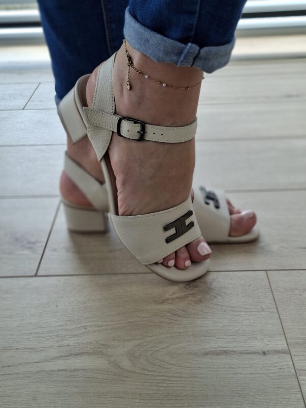 Sandał beżowy skórzany na obcasie Velora